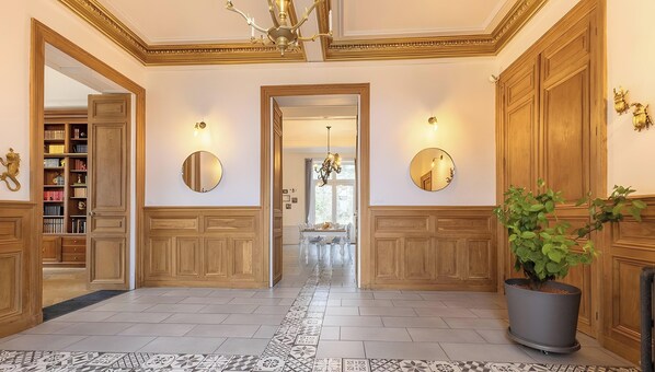 Interior - Bed and Breakfast 'Chambre D'hôte 2' with Shared Terrace, Wi-Fi and Air Conditioning (Joze)