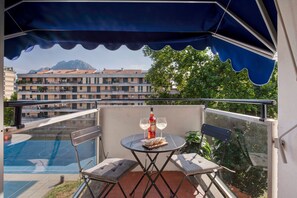 Outdoor dining - ‘Design Home’ Apartment with Balcony and Wi-Fi (Lecco)