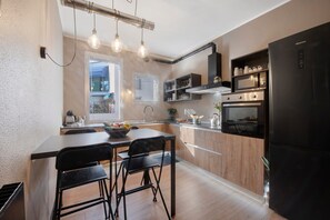 Fridge, microwave, oven, stovetop - ‘Design Home’ Apartment with Balcony and Wi-Fi (Lecco)