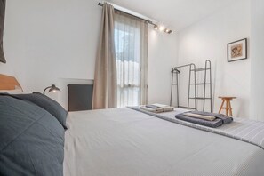 2 bedrooms, iron/ironing board, free WiFi, bed sheets - ‘Design Home’ Apartment with Balcony and Wi-Fi (Lecco)