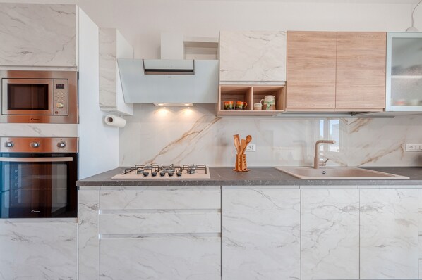 Réfrigérateur, four à micro-ondes, un four, surface de cuisson