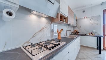 Réfrigérateur, micro-ondes, four, plaque de cuisson