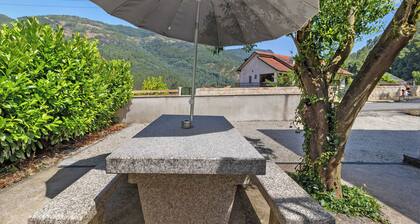 Appartement "D" avec vue sur les montagnes, Wi-Fi et climatisation