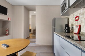 Kjøleskap, mikrobølgeovn, kokeplater og kaffetrakter/tekoker