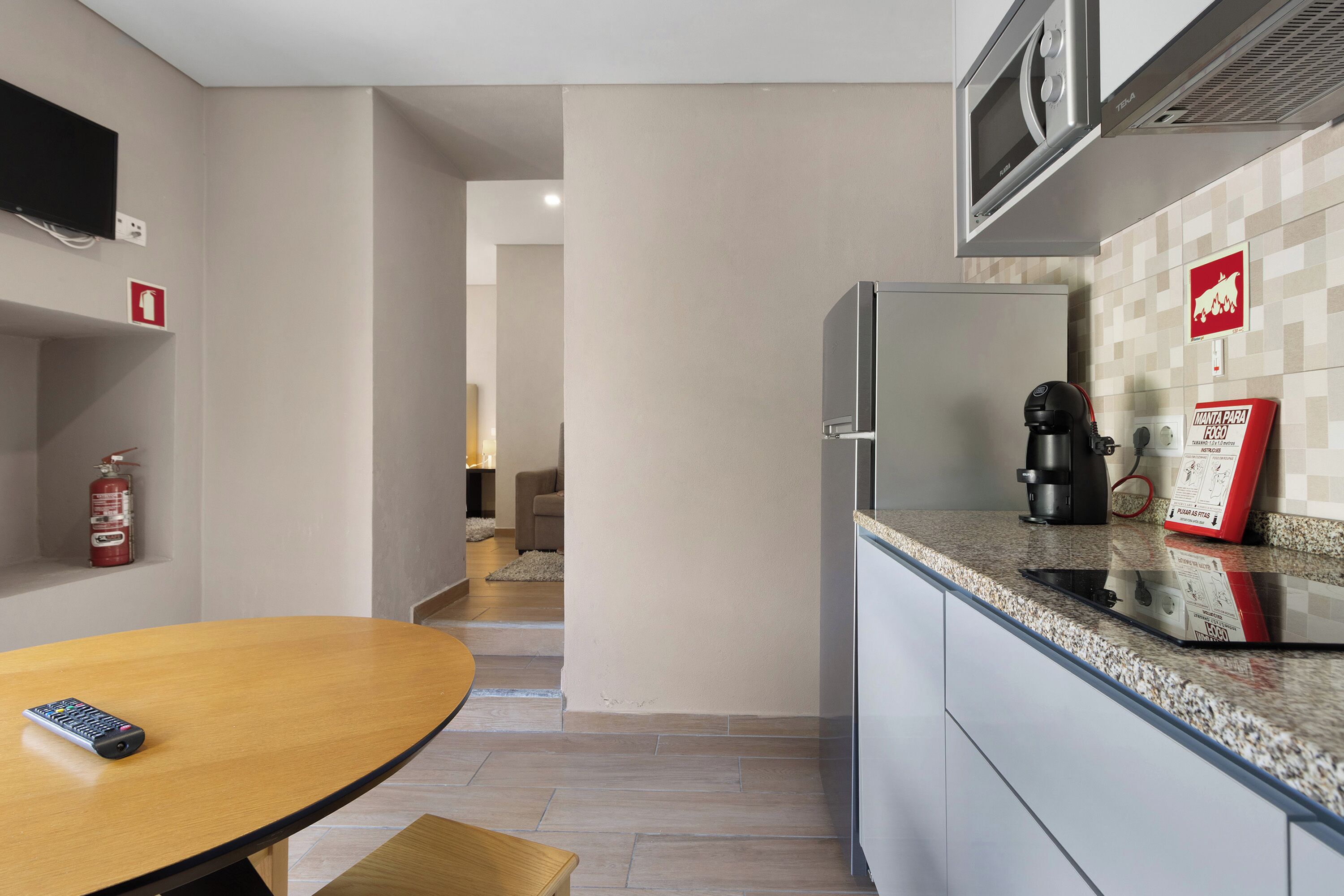 Een koelkast, een magnetron, een kookplaat