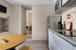 Kjøleskap, mikrobølgeovn, kokeplater og kaffetrakter/tekoker