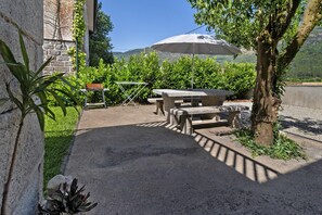 Outdoor dining - Apartment 'E' with Mountain View, Wi-Fi and Air Conditioning (Geres)