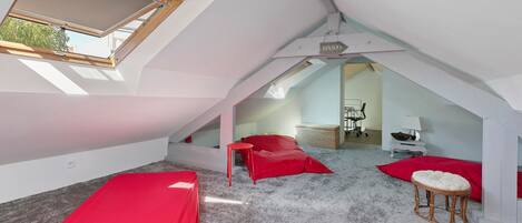 4 bedrooms, iron/ironing board, free WiFi
