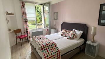 4 bedrooms, iron/ironing board, free WiFi