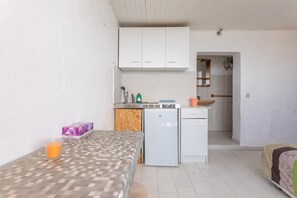 Fridge, stovetop, cookware/dishes/utensils, spices