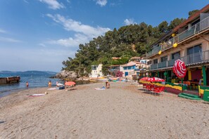 On the beach - Apartment 'Porte Rouge 3' with Sea View (Le Pradet)