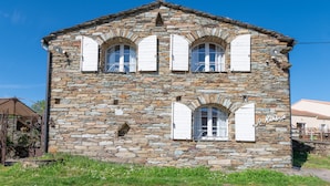 Un edificio in pietra con tre finestre ad arco e un cartello che riporta 'Hotel de la Mare'.
