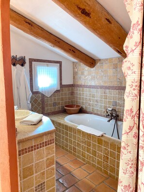 Shower, hair dryer, towels - Bed and Breakfast 'Colomba' with Shared Pool, Wi-Fi and Air Conditioning (Murato)