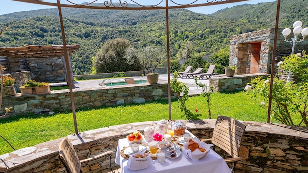 Una tavola imbandita per la colazione con vista su un paesaggio montuoso.
