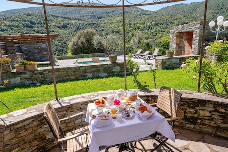 Outdoor dining. Bed and Breakfast 'Colomba' with Shared Pool, Wi-Fi and Air Conditioning