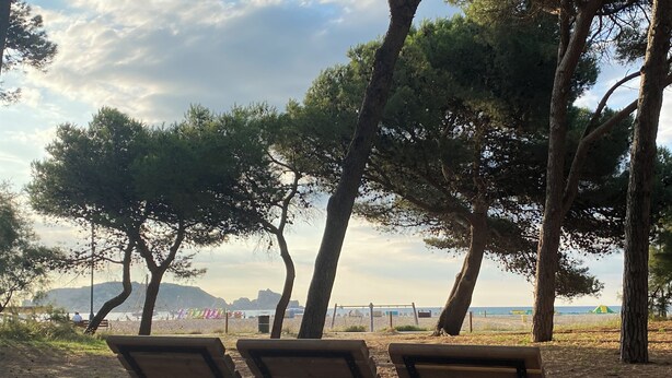 Three wooden lounge chairs with metal frames, positioned on sandy ground with trees in the background. - Apartment with terrace and pool in L'Estartit. (Torroella de Montgrí)