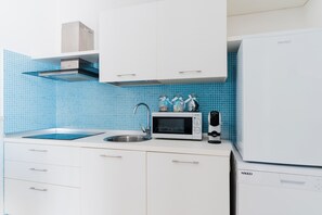 Réfrigérateur, micro-ondes, plaque de cuisson, lave-vaisselle