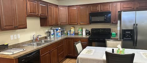 Refrigerador, microondas, parrilla de estufa y lavavajillas