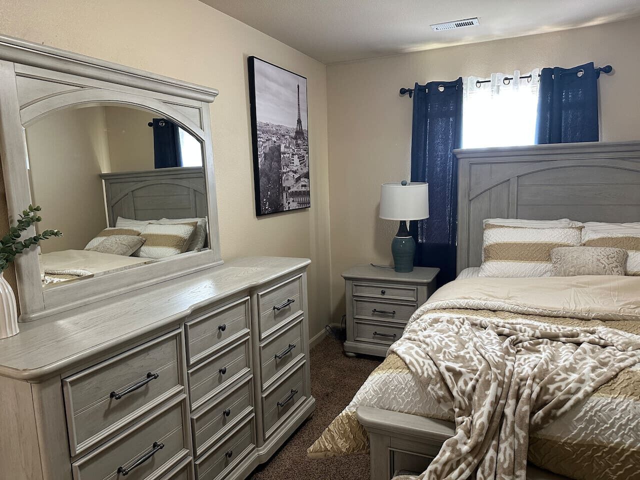 2 bedrooms, desk, iron/ironing board, WiFi