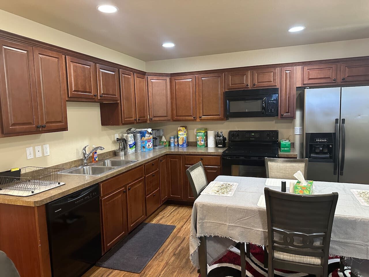 Réfrigérateur, micro-ondes, plaque de cuisson, lave-vaisselle