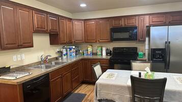 Kühlschrank, Mikrowelle, Herdplatte, Geschirrspüler