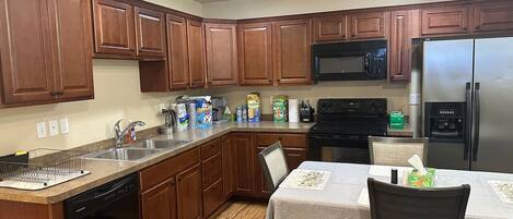 Réfrigérateur, micro-ondes, plaque de cuisson, lave-vaisselle