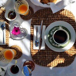 Petit déjeuner servi en supplément