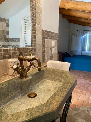 1 chambre, Wi-Fi gratuit, draps fournis