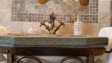 Douche, sĂšche-cheveux, serviettes fournies