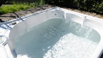 Bañera de hidromasaje al aire libre