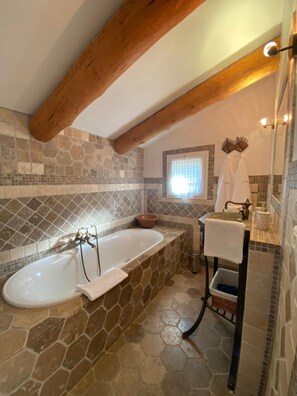 Dusch, hårtork och handdukar