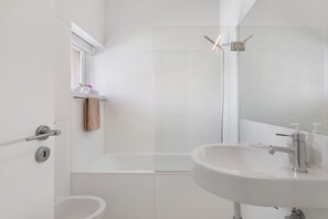 Shower, hair dryer, towels - Belas Artes Convento Das Bernardas Apartment with Shared Pool, Wi-Fi & Air Conditioning (Tavira)