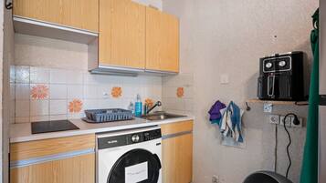 Réfrigérateur, micro-ondes, plaque de cuisson, cafetiÚre/bouilloire