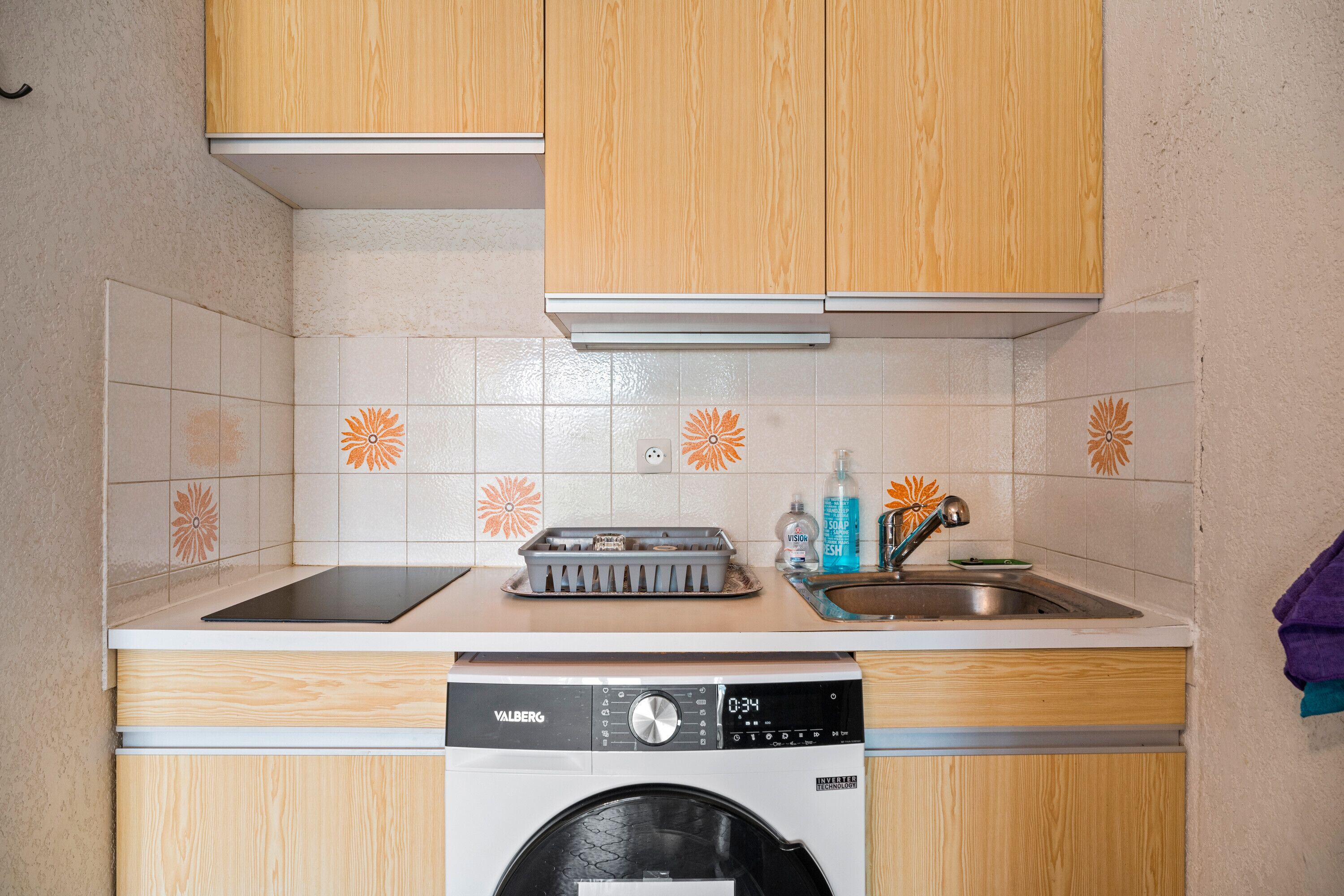 Jääkaappi, mikroaaltouuni, liesi, kahvin-/teenkeitin