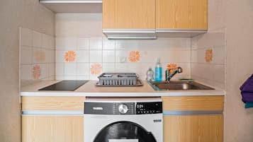 Réfrigérateur, micro-ondes, plaque de cuisson, cafetiÚre/bouilloire