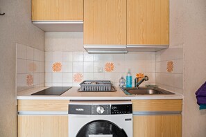 Réfrigérateur, micro-ondes, plaque de cuisson, cafetière/bouilloire