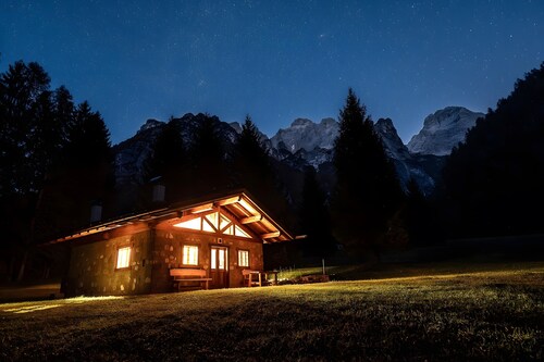 Chalet 'Valon - Alpine Hideaway' avec vue sur montagne et jardin privé