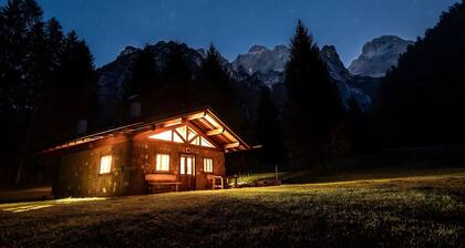 Chalet 'Valon - Alpine Hideaway' avec vue sur montagne et jardin privé