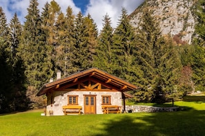 Exterior - Chalet 'Valon - Alpine Hideaway' with Mountain View and Private Garden (Comano Terme)