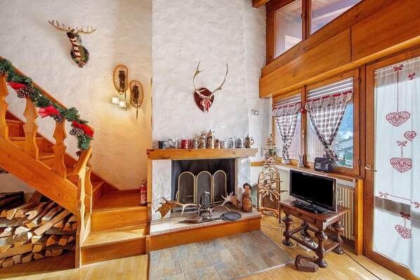 Interior - Apartment 'I Tramonti Del Picco Di Roda' with Mountain View, Private Terrace and Wi-Fi (Tai di Cadore)