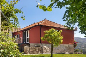 Exterior - Studio Apartment with Mountain View, Shared Pool and Wi-Fi (Arcos de Valdevez)