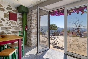 Dining - Studio Apartment with Mountain View, Shared Pool and Wi-Fi (Arcos de Valdevez)