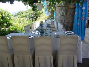 Outdoor banquet area - Studio Apartment with Mountain View, Shared Pool and Wi-Fi (Arcos de Valdevez)