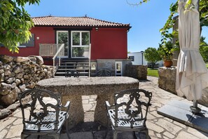 Outdoor dining - Apartment with Mountain View, Shared Pool and Wi-Fi (Arcos de Valdevez)