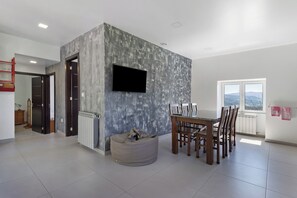 Dining - Apartment with Mountain View, Shared Pool and Wi-Fi (Arcos de Valdevez)