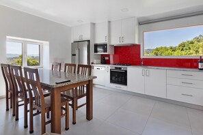 Fridge, microwave, oven, stovetop - Apartment with Mountain View, Shared Pool and Wi-Fi (Arcos de Valdevez)