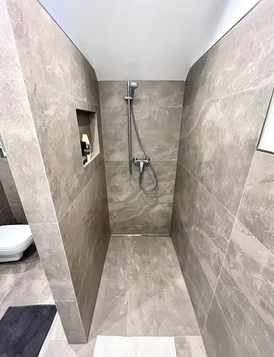 Haartrockner, Handtücher, Seife, Toilettenpapier