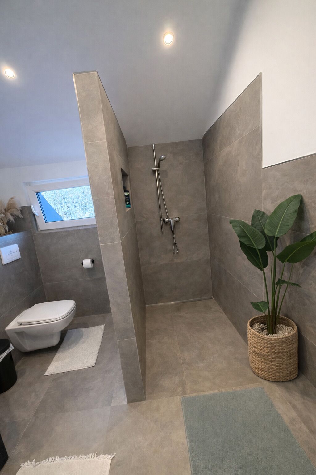 Secadora de cabello, toallas, jabón, papel de baño 