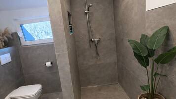 Secadora de cabello, toallas, jabón, papel de baño