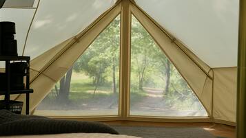 Tenda com vista desobstruída para uma área arborizada.